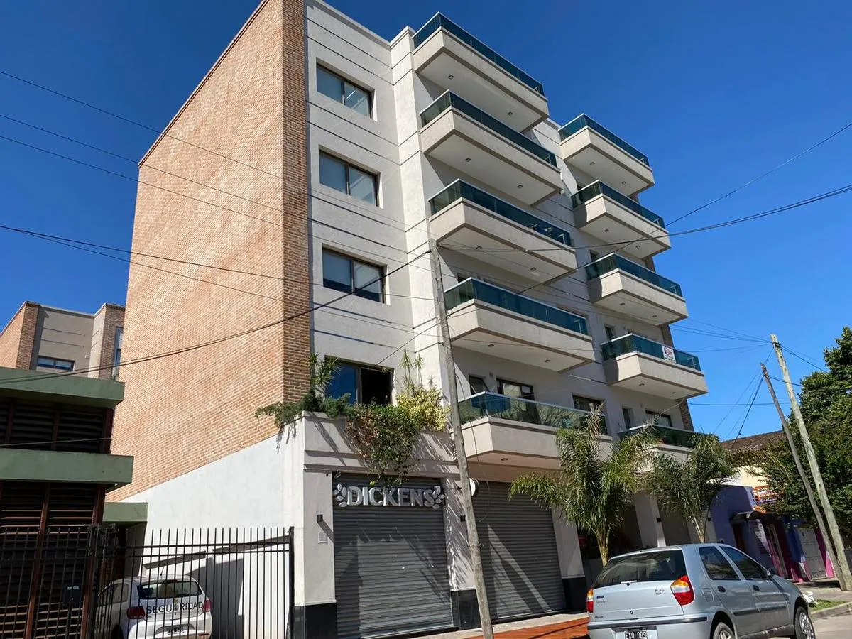 Departamento de 2 ambientes con balcón y cochera en Moreno