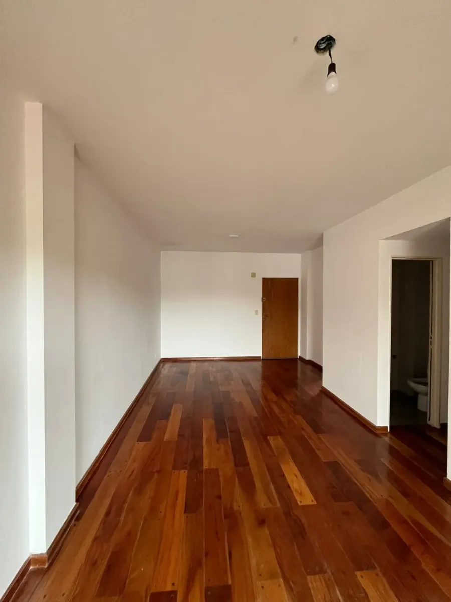Apartamento de três ambientes no 4º andar em Olivos