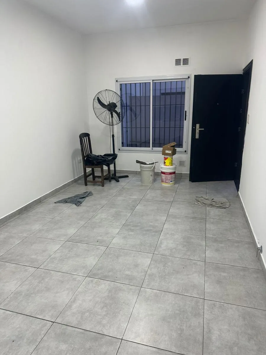 Apartamento de dois ambientes com pátio em Villa Luzuriaga