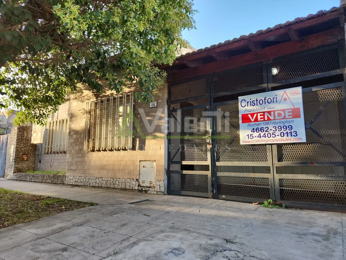Casa de três ambientes com pátio e garagem em Villa Tesei, Hurlingham
