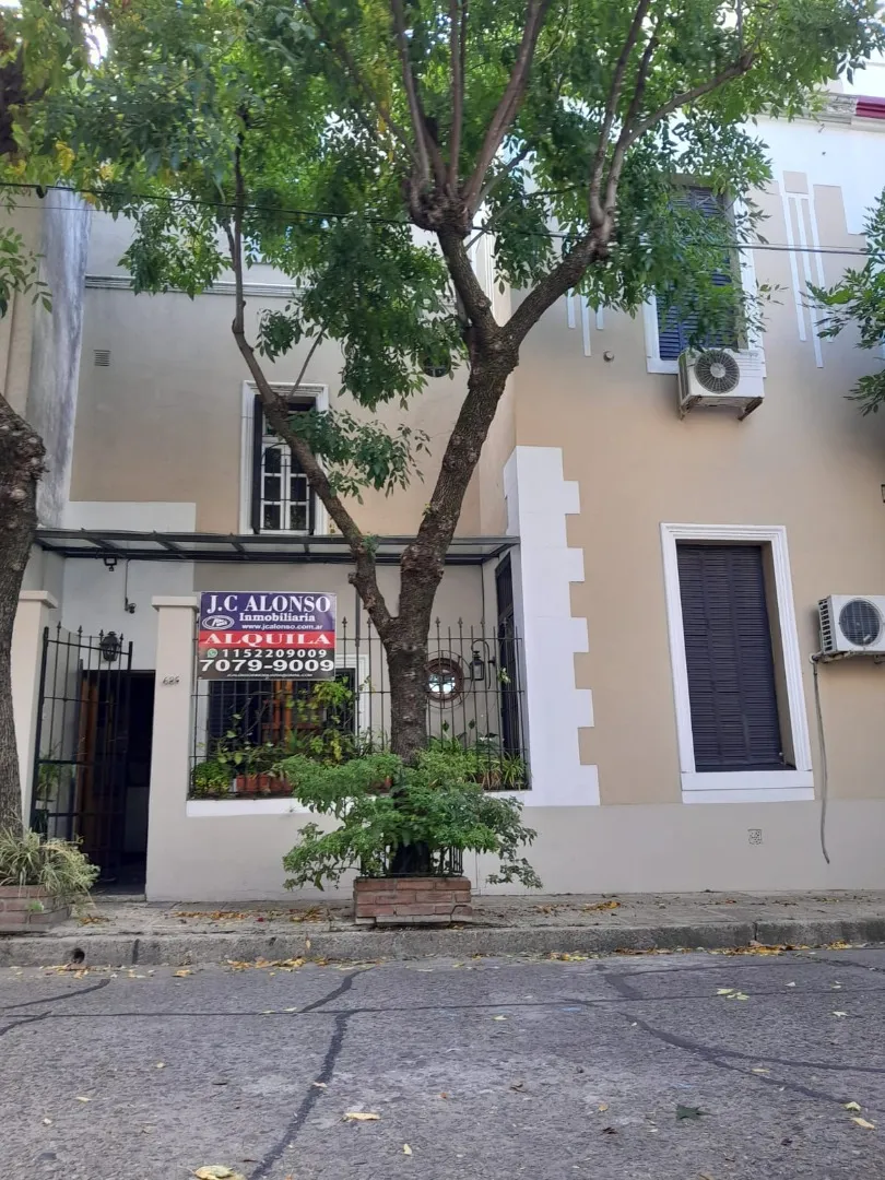 Casa de 4 ambientes con quincho y parrilla en Flores