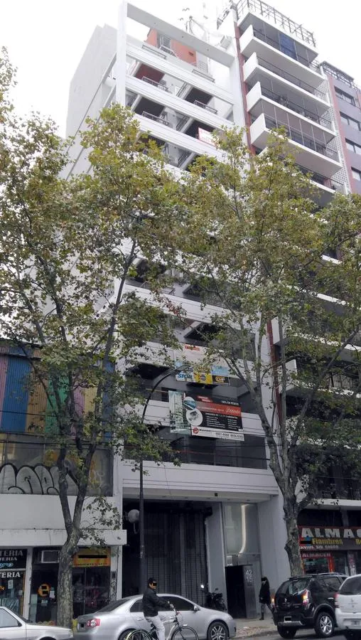 Monoambiente con balcón al frente en Almagro