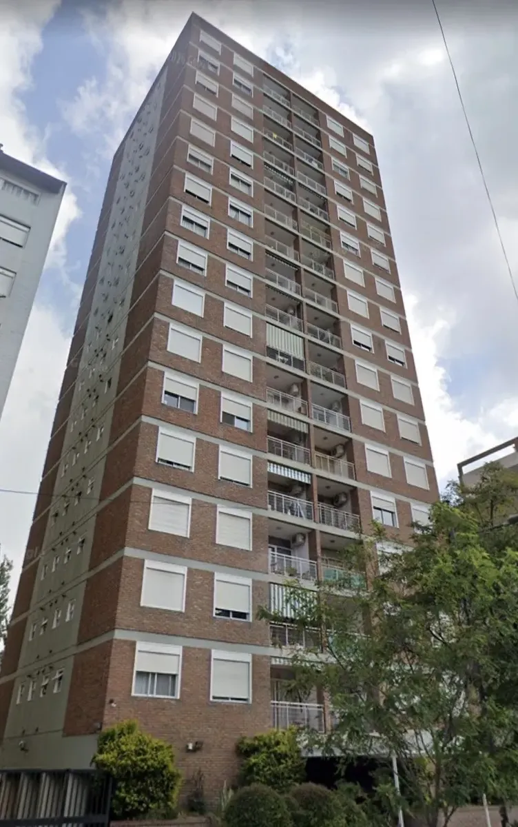 Hermoso Departamento Super Luminoso Con Balcon, Cocina Separada, Dos Cuartos Con Placard. Cochera Cubierta Y Baulera