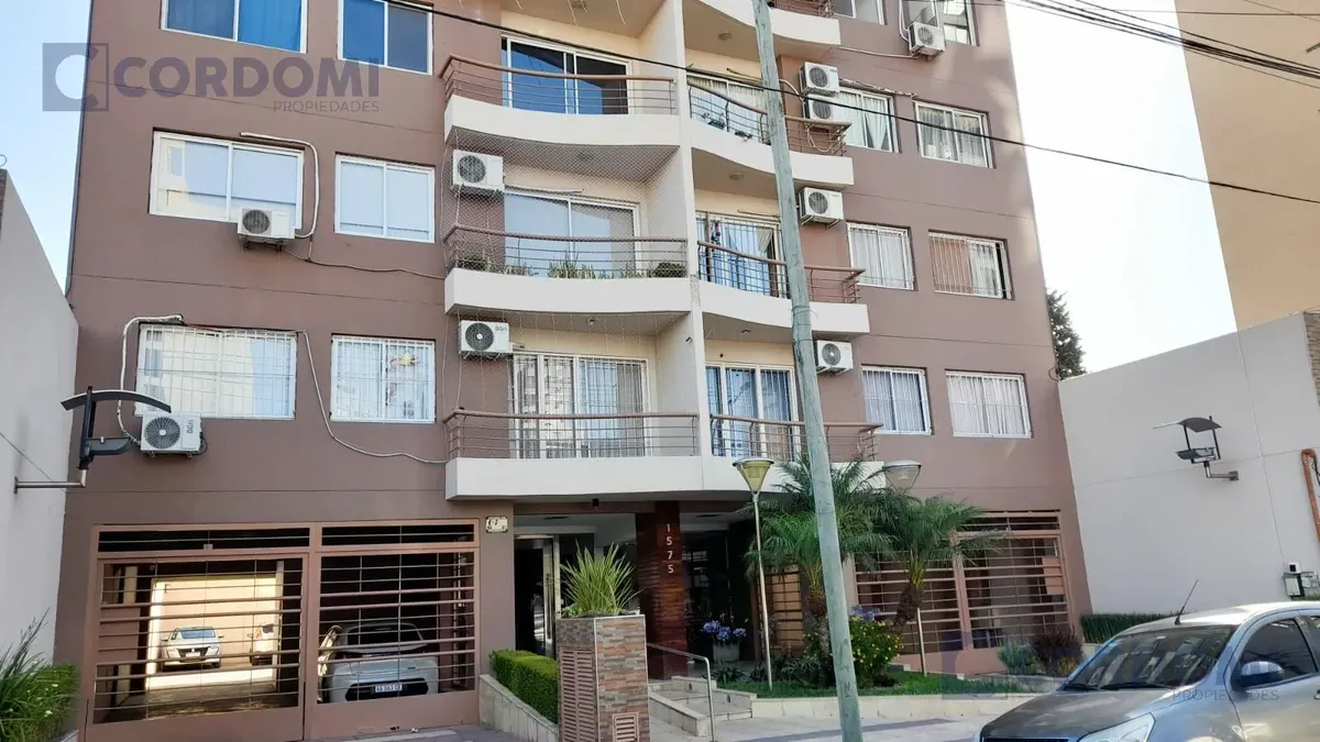 Apartamento de dois ambientes com varanda nos fundos em Lanús