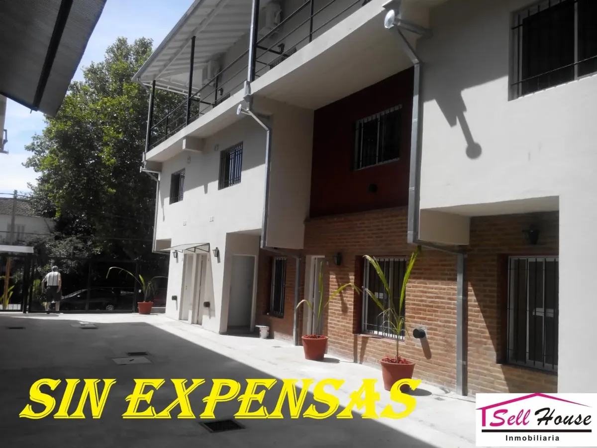 Monoambiente en planta baja con patio y piscina en Tigre