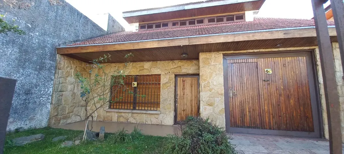 Four-bedroom chalet house in Morón