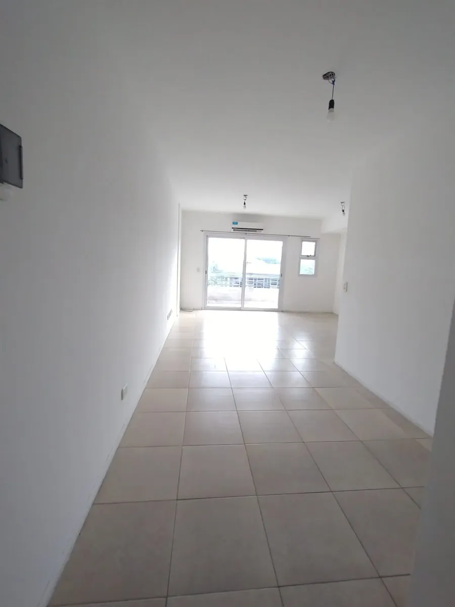 Departamento de 2 ambientes al frente con balcón en Floresta