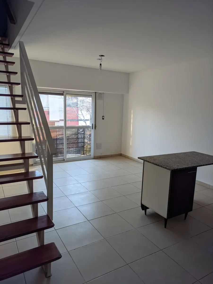 Apartamento duplex de dois ambientes em Mataderos