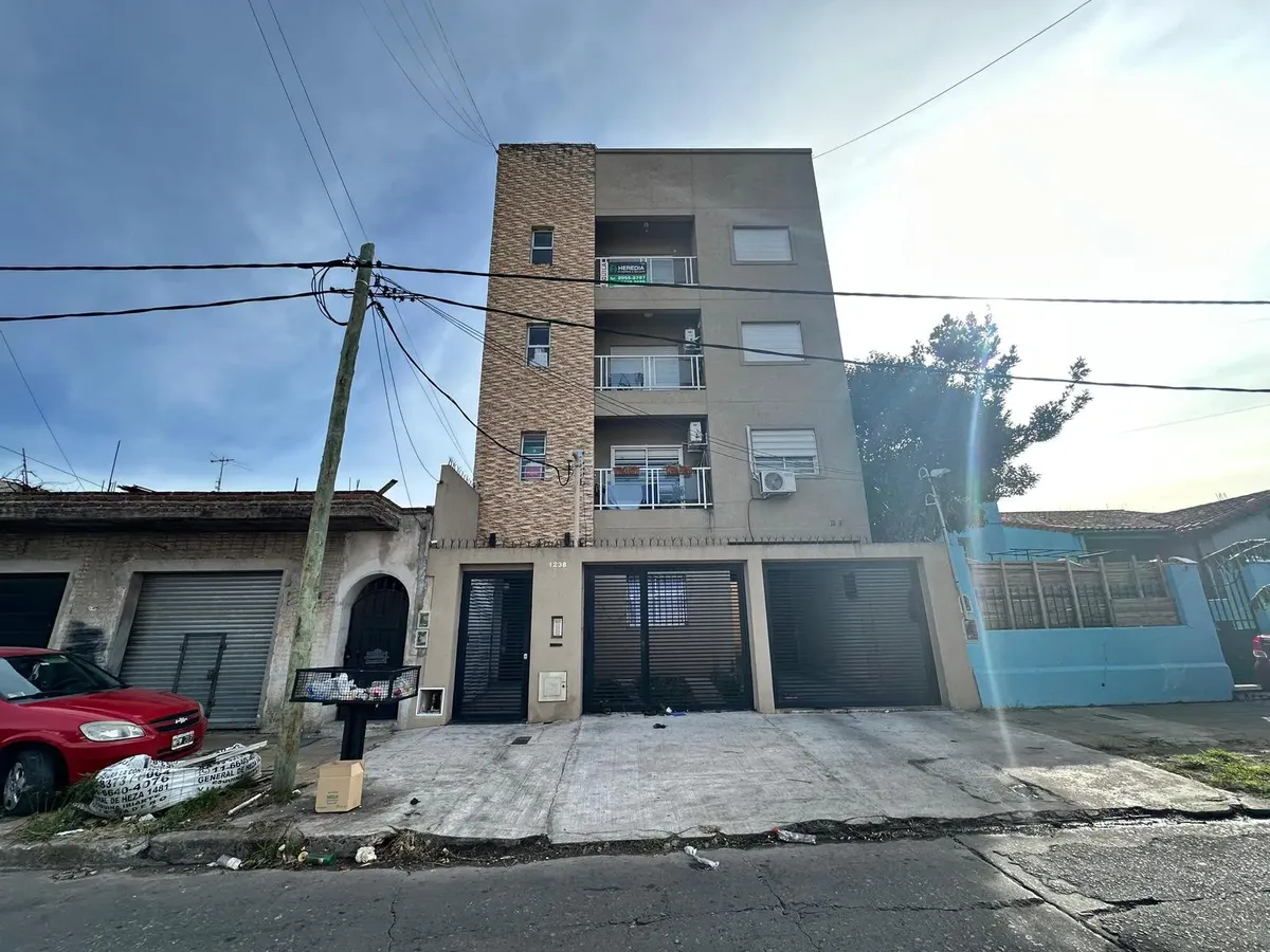 Kitnet com varanda de fundos no primeiro andar em La Matanza