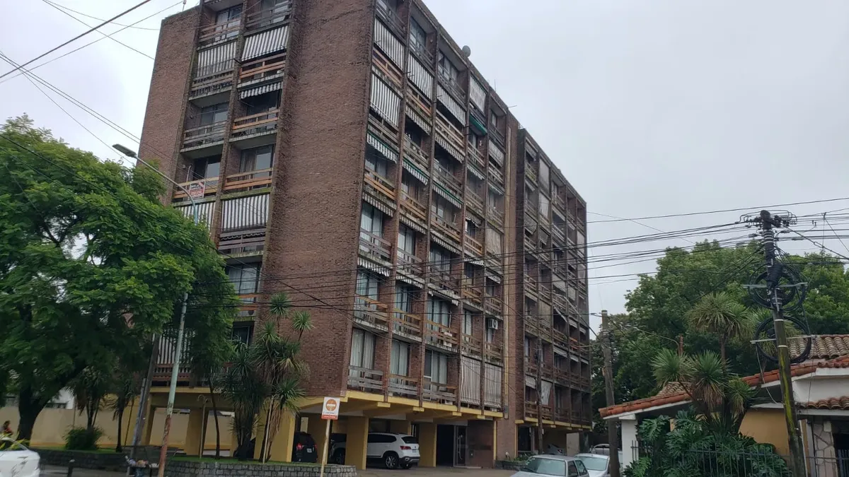 Departamento de 3 ambientes con 2 dormitorios al frente en Castelar