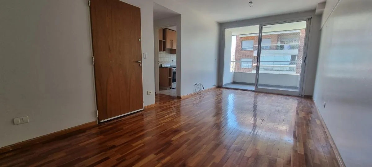 Apartamento de dois ambientes com varanda e vaga fixa em Belgrano