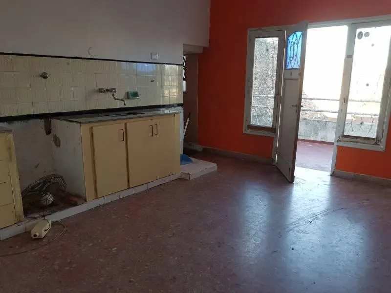 Apartamento de dois ambientes com pátio, churrasqueira e sem condomínio em Lanús Oeste