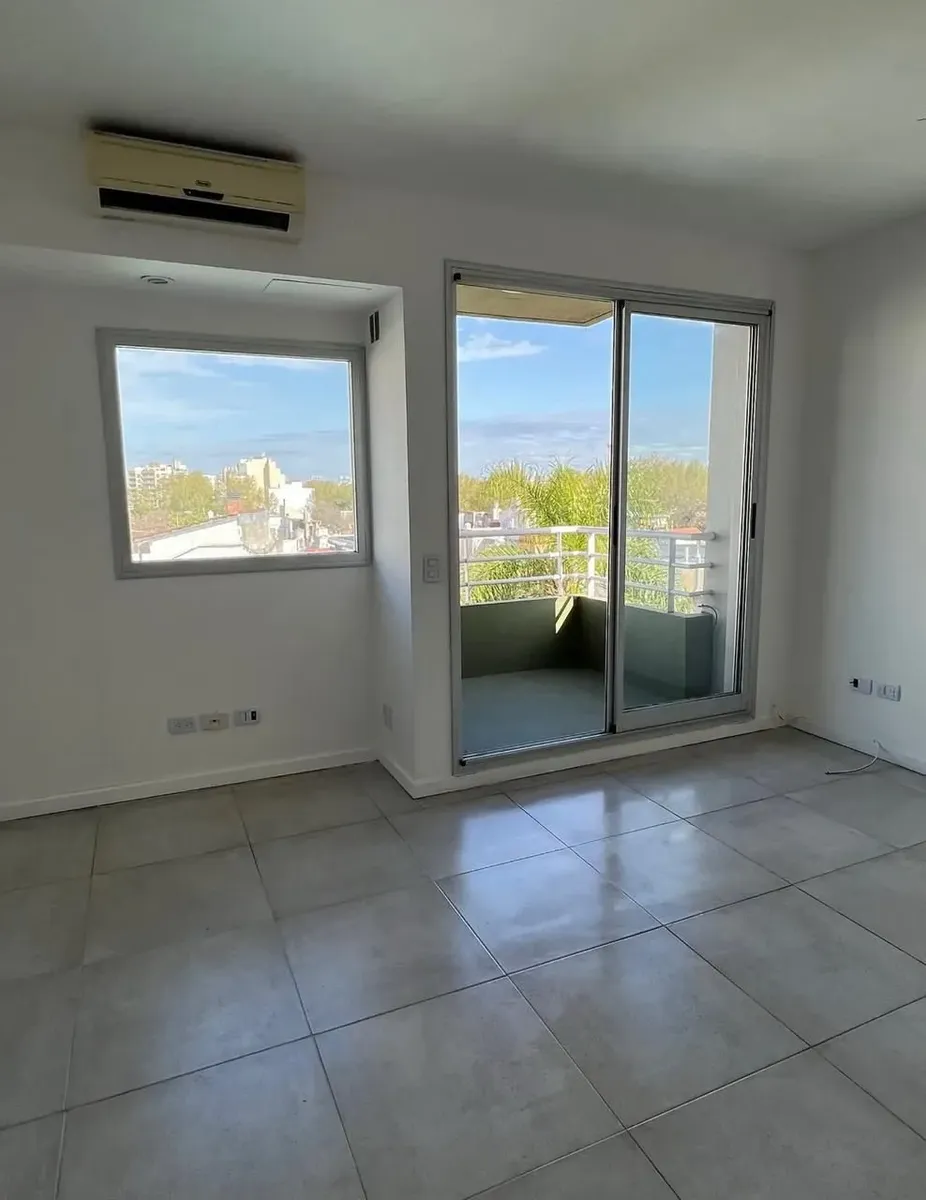 Kitnet quase novo com varanda em Villa del Parque