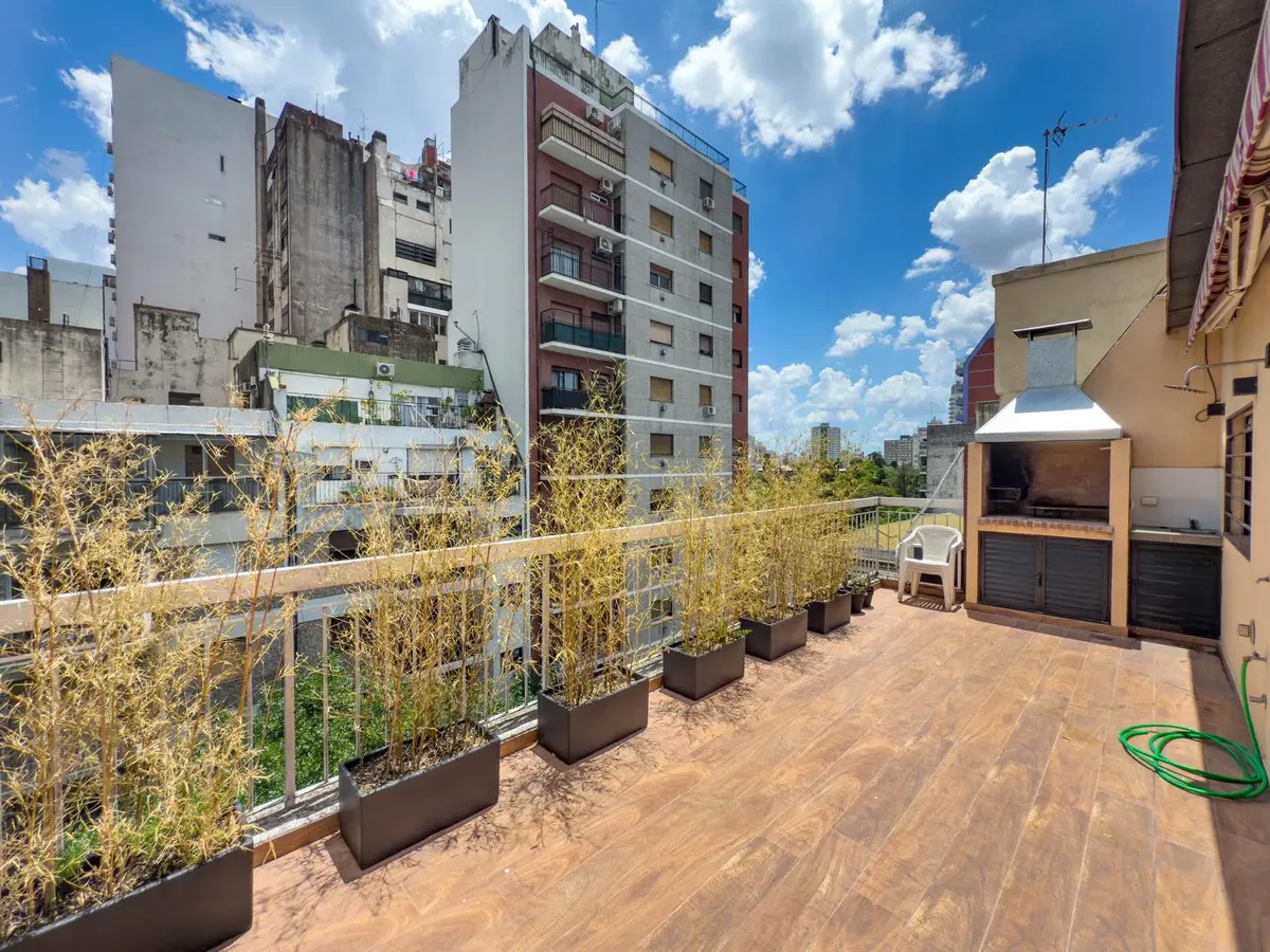 Apartamento mobiliado de 3 ambientes com terraço privativo em Caballito