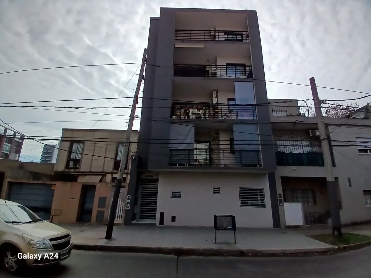 Apartamento de 2 ambientes com varanda e churrasqueira em Caseros