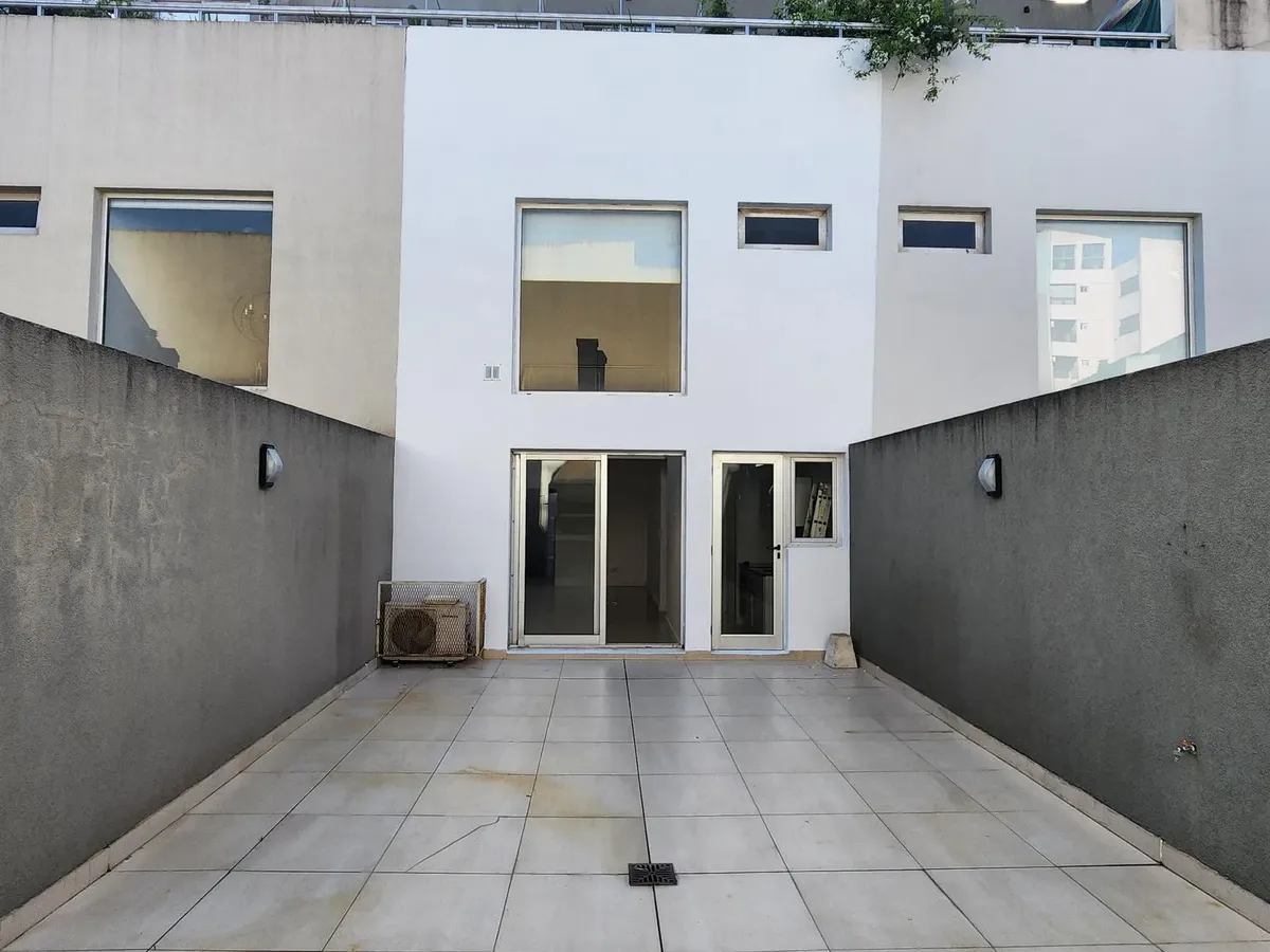Apartamento duplex com 1 dormitório, pátio e churrasqueira privativa em Villa Crespo