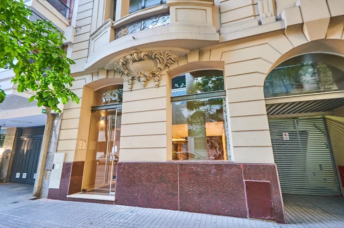 Kitnet de frente com varanda em Caballito