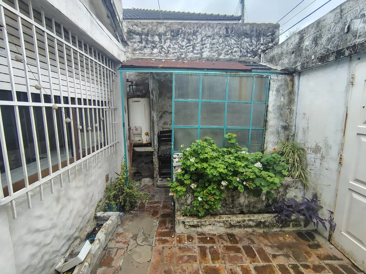 Трёхкомнатная квартира в Avellaneda с двумя спальнями и внутренним двориком