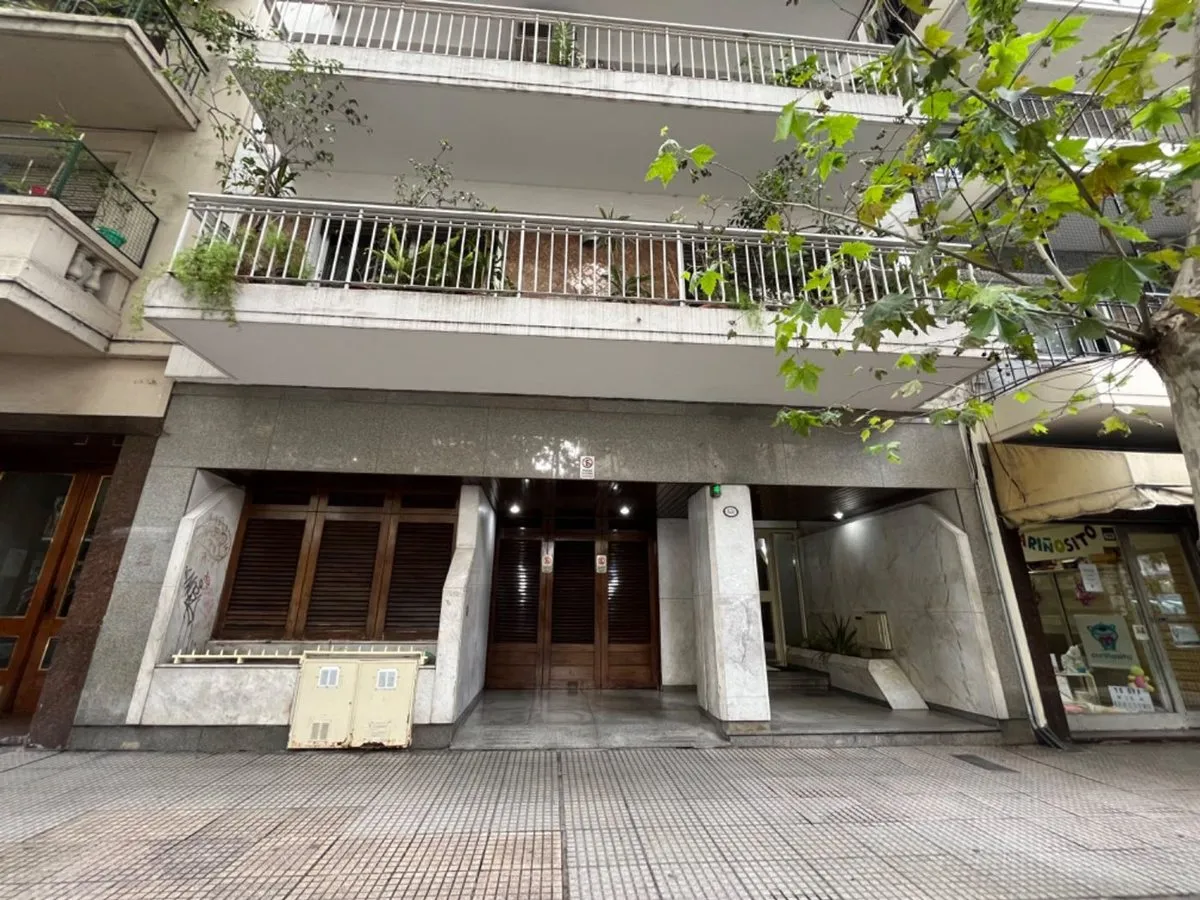 Three-room apartment with balcony and (assigned) covered parking in Barracas