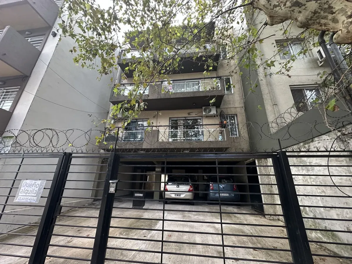 Apartamento de dois ambientes com terraço privativo e vaga de garagem em San Fernando