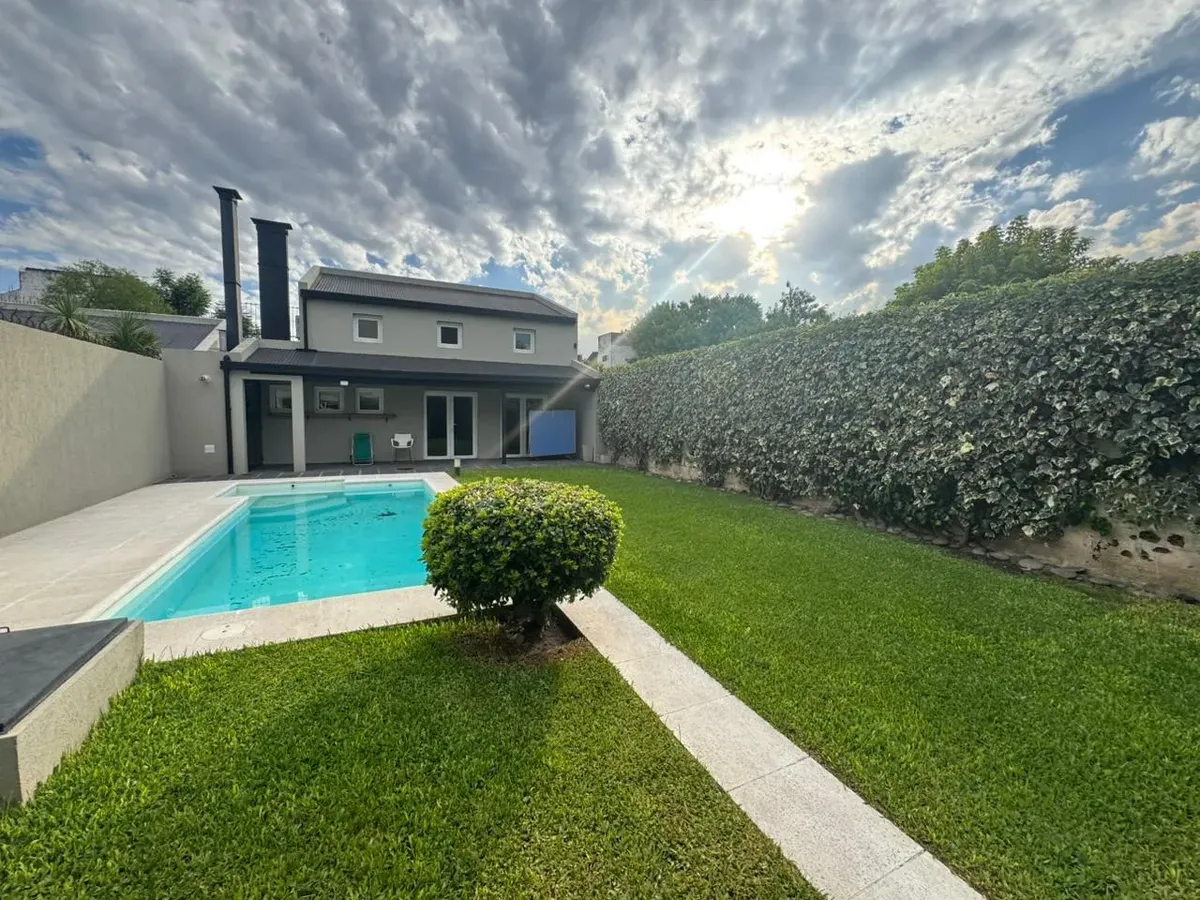 Casa reformada com 4 dormitórios em La Plata com piscina e área de churrasco