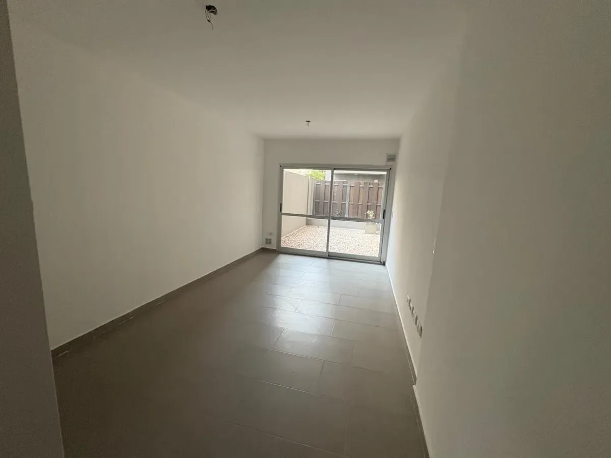 Kitnet com pátio em Avellaneda Centro