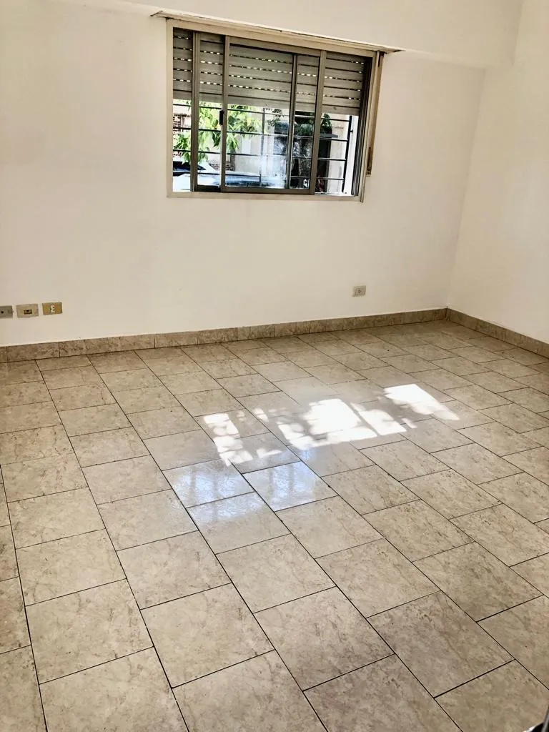 Apartamento de dois ambientes térreo com pátio em Villa Devoto