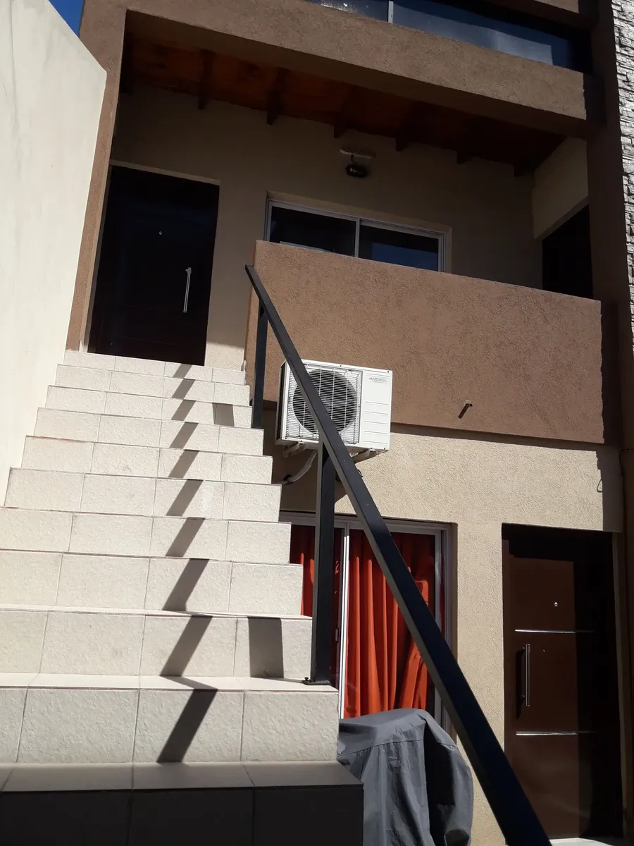 Apartamento duplex de 2 ambientes com 1 quarto em Morón