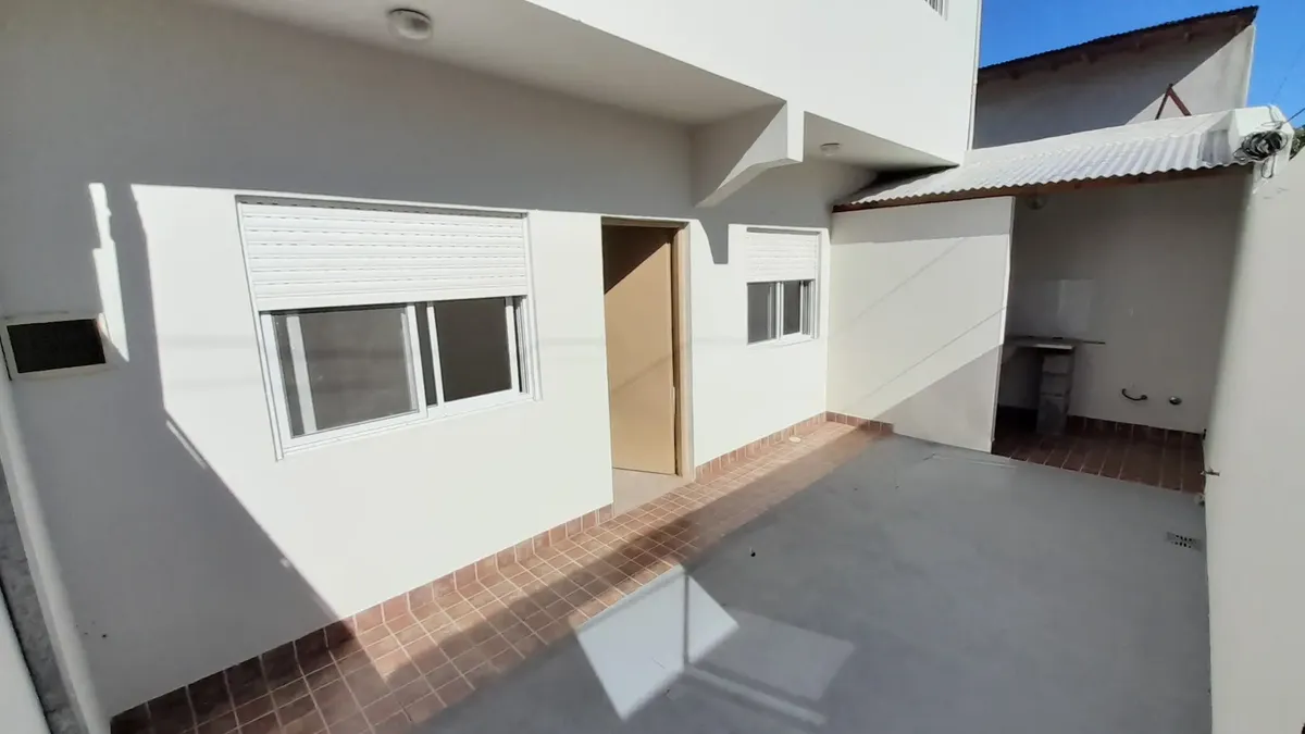 Apartamento tipo casa de 3 ambientes em Lanús