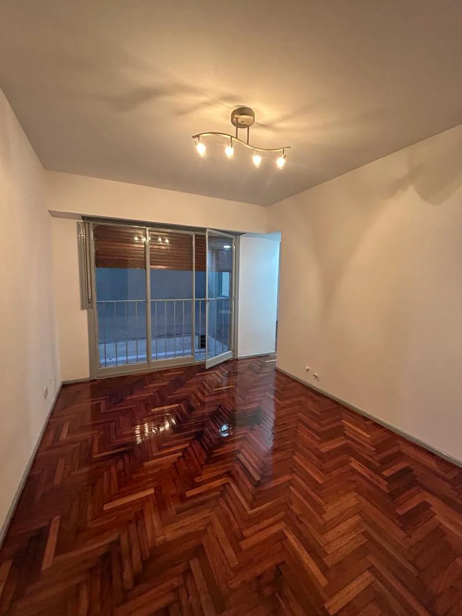 Apartamento de dois ambientes com varanda francesa em Villa Crespo
