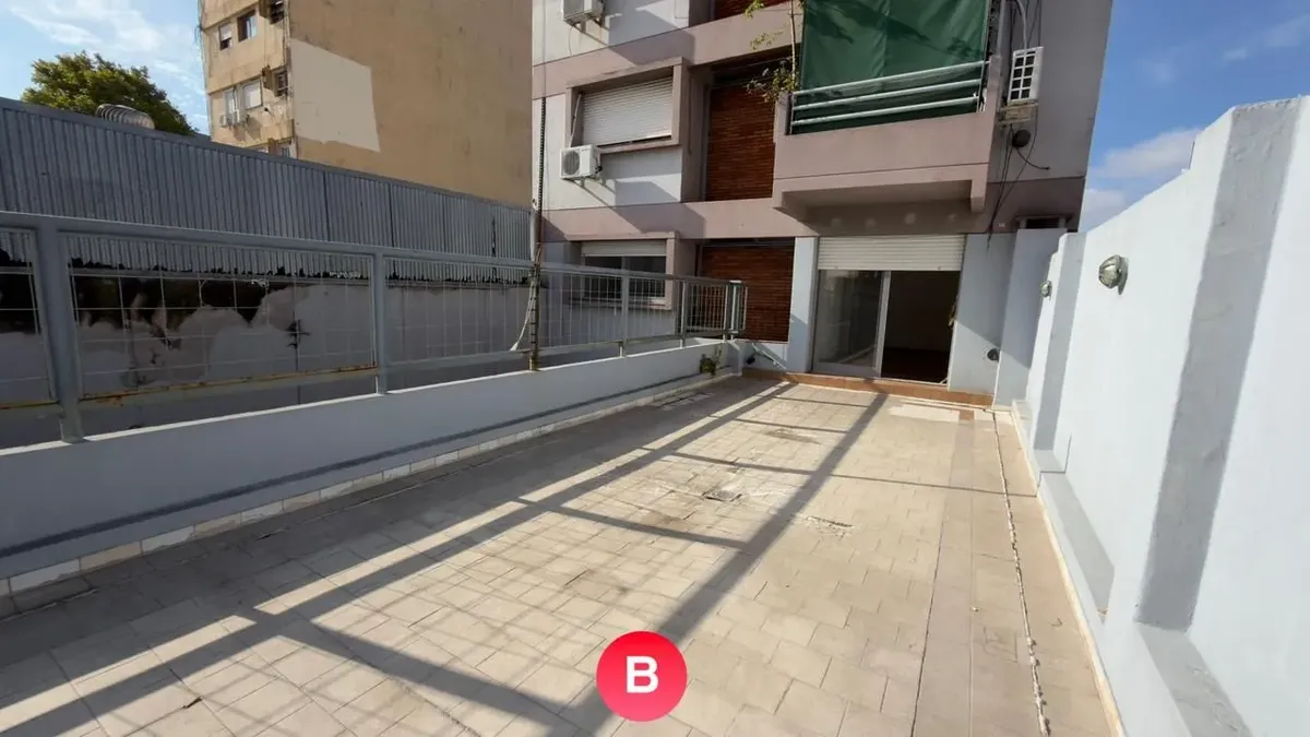 Semipiso de 2 ambientes con cochera fija y 2 patios en Vélez Sarsfield