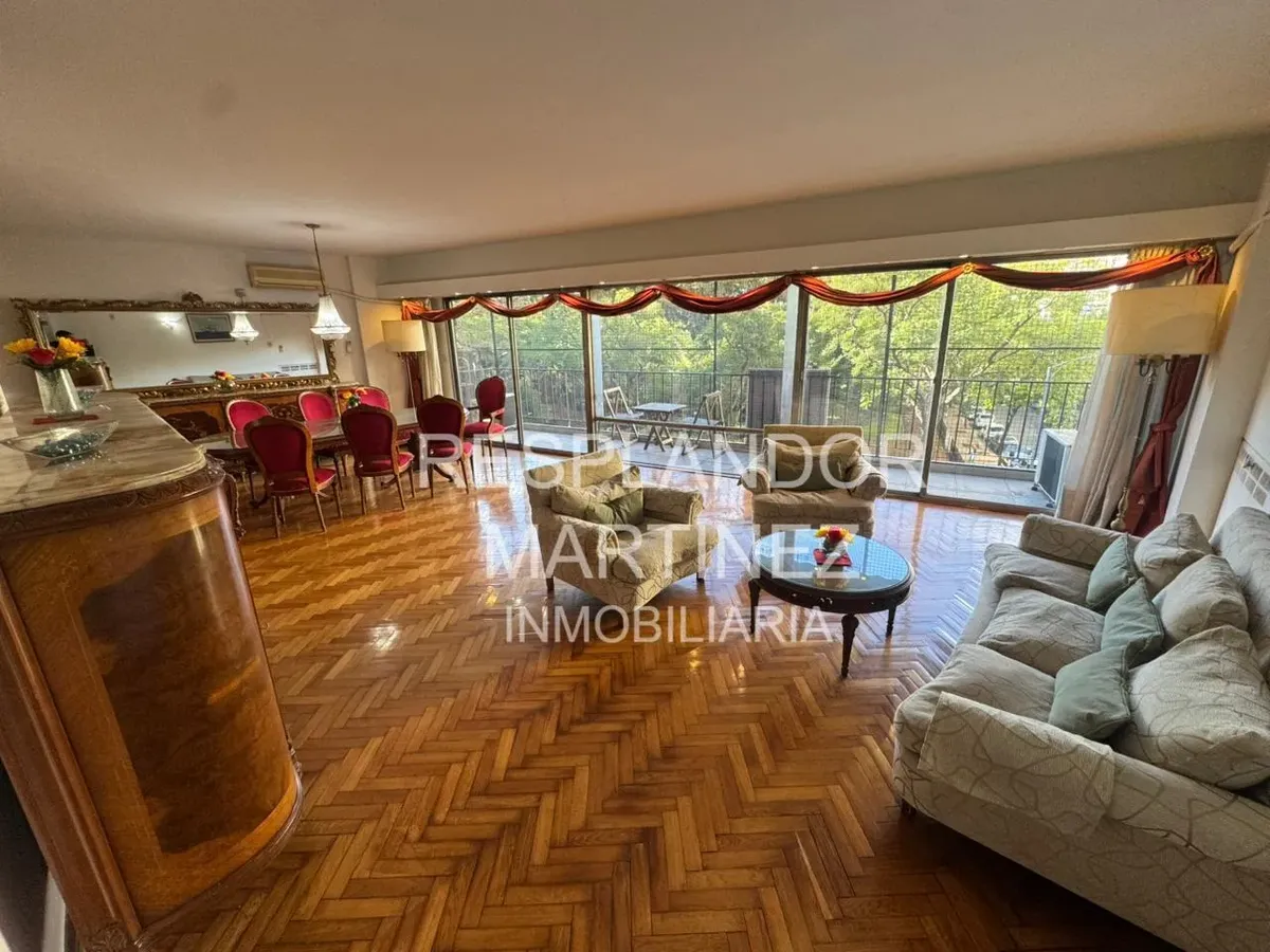 Furnished five-bedroom apartment with balcony in Palermo