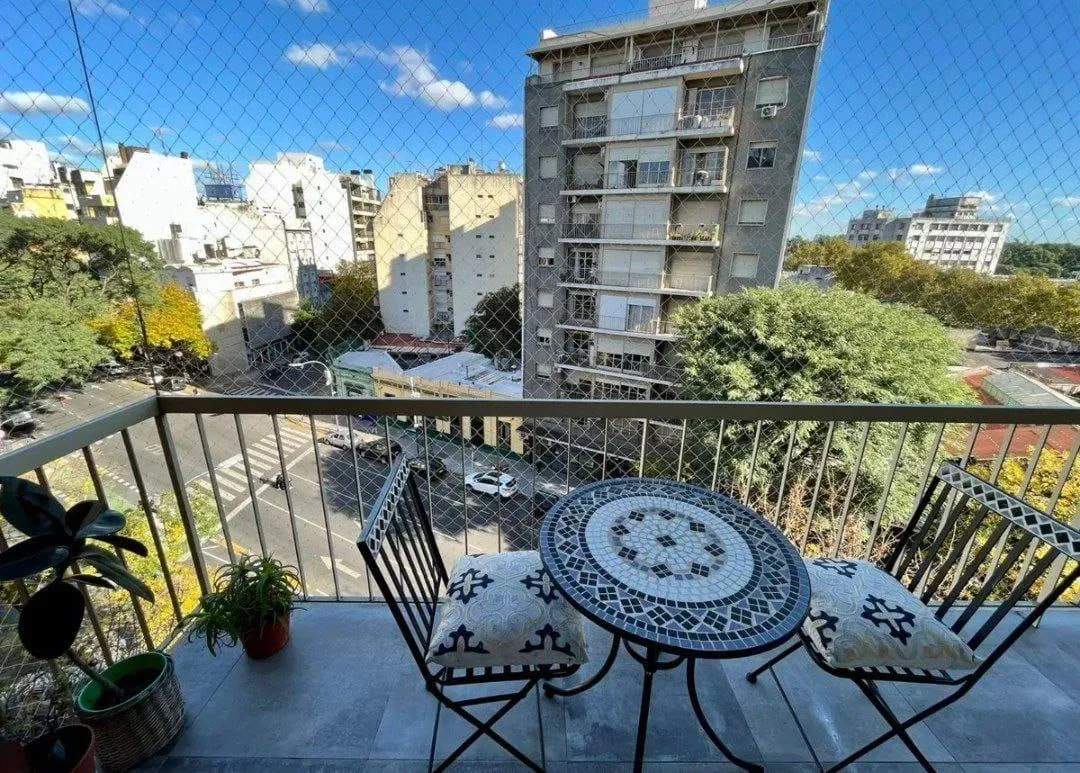 Departamento de 3 ambientes amoblado con balcón en Chacarita