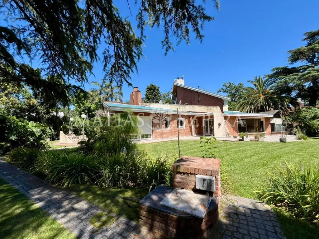 Casa de 4 ambientes em bairro fechado em Villa Udaondo, Ituzaingó