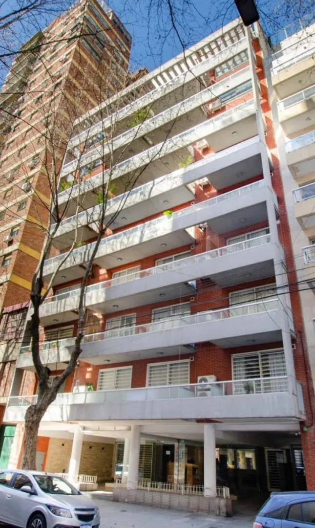 Apartamento de 2 ambientes com vaga fixa, varanda e pátio em Belgrano