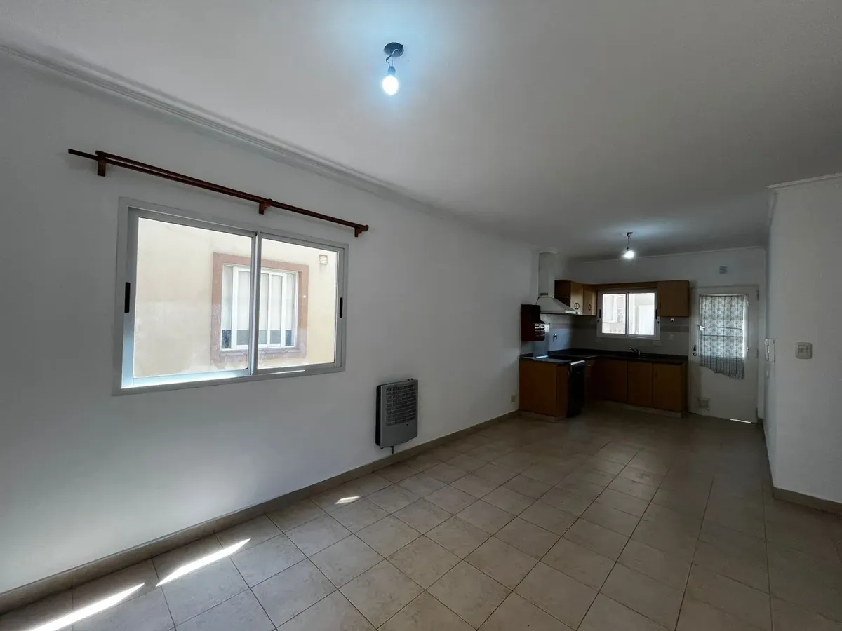 Departamento 3 ambientes tipo casa en Lomas de Zamora