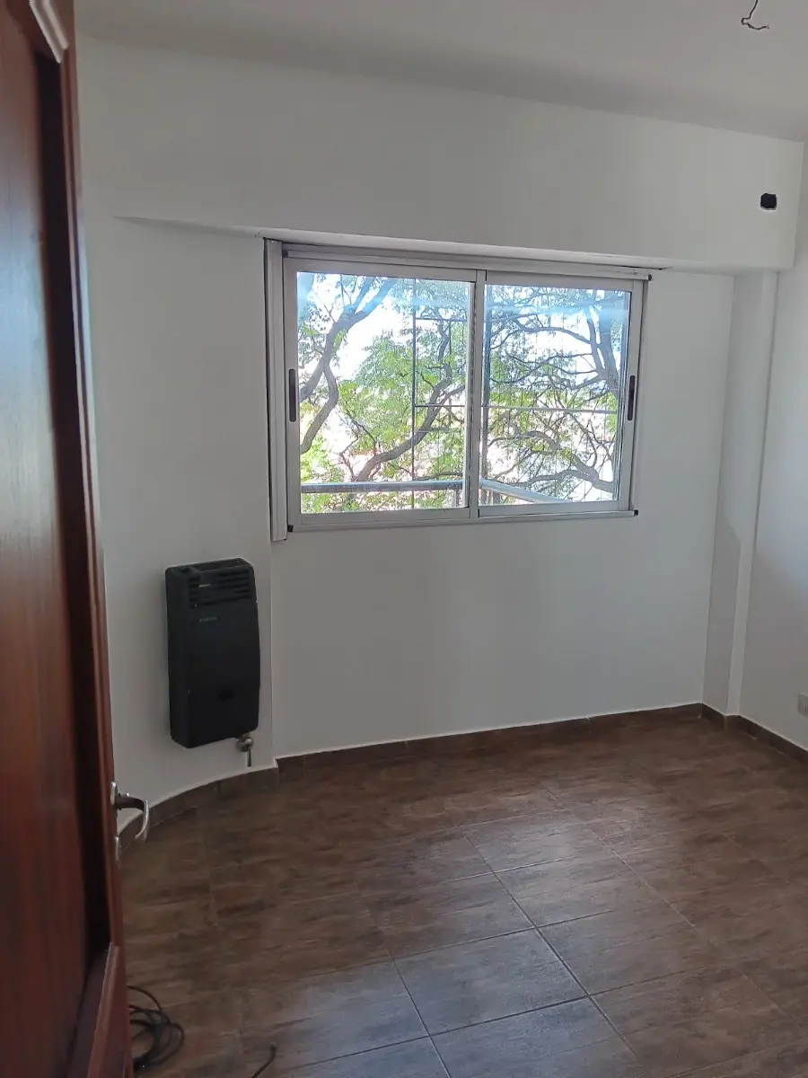 Piso de 3 ambientes con balcón en Parque Avellaneda