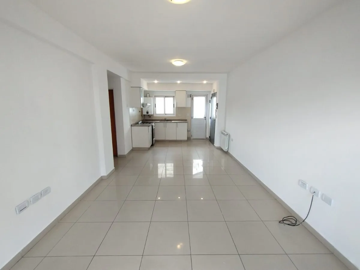 Departamento de 3 ambientes al frente con balcón en Boedo