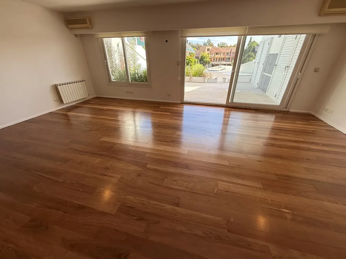 Apartamento de 3 dormitórios com vista para o rio em Victoria