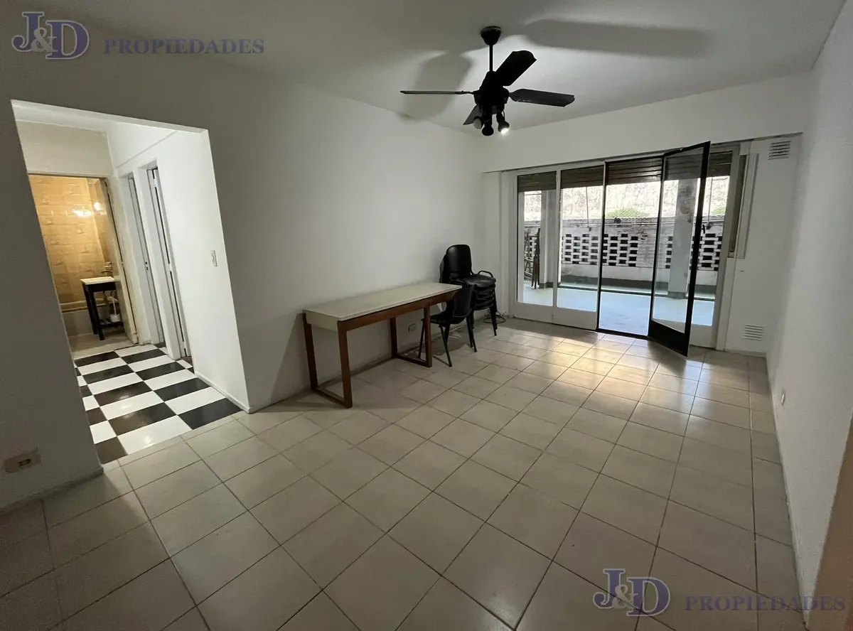 Departamento de 3 ambientes con patio en Belgrano