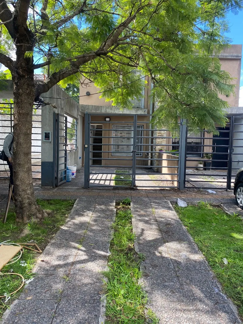 Apartamento dúplex de 2 quartos para alugar em Ituzaingó Sur