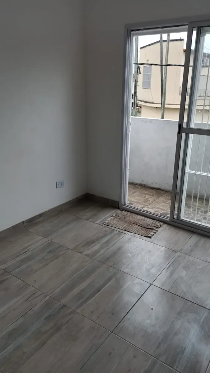 Двухкомнатная квартира новая с балконом и террасой в Quilmes