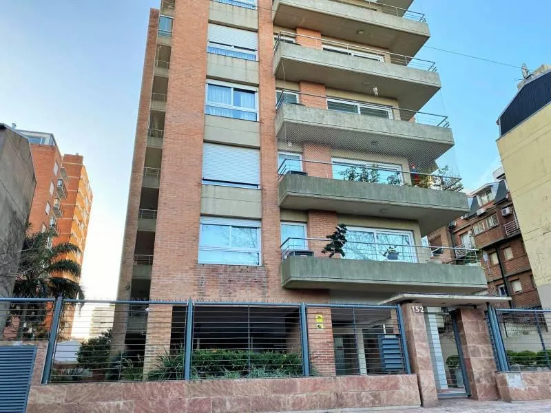 Apartamento de três ambientes mobiliado com vaga de garagem fixa em Martínez