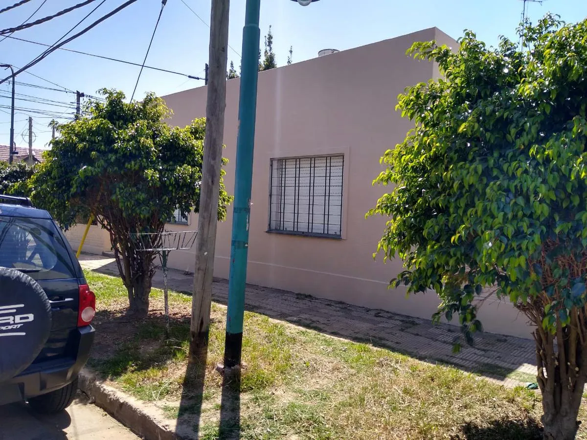 Two-bedroom house with patio and front garden in Vicente López