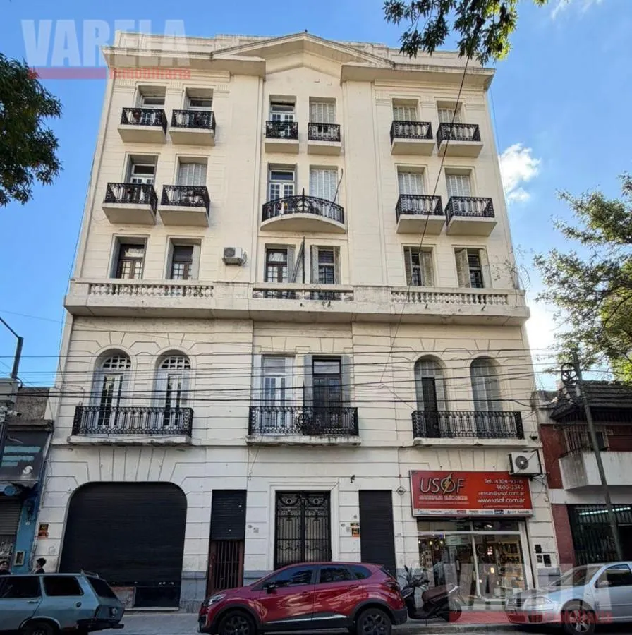 Apartamento de 5 ambientes com varanda de frente em Constitución