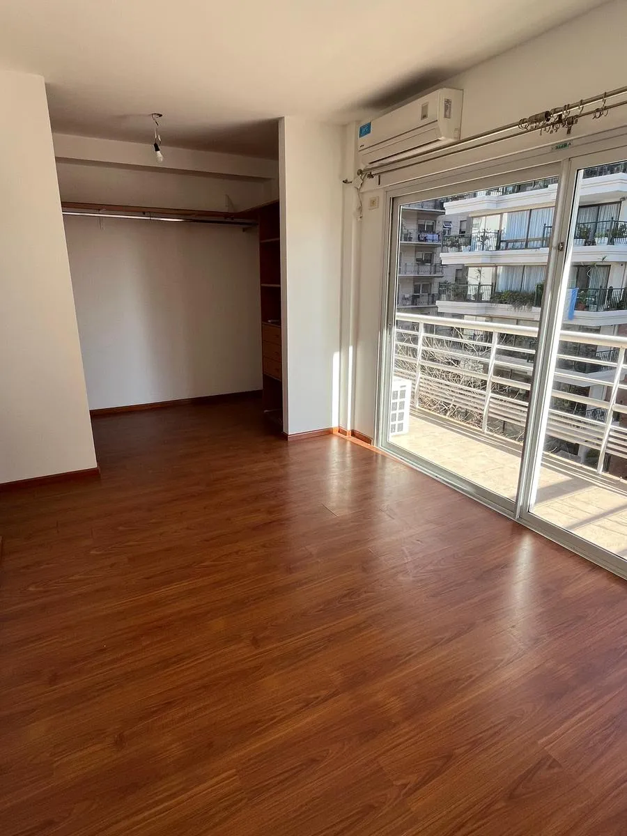 Apartamento duplex com 3 quartos, dependência e vaga de garagem em Vicente López