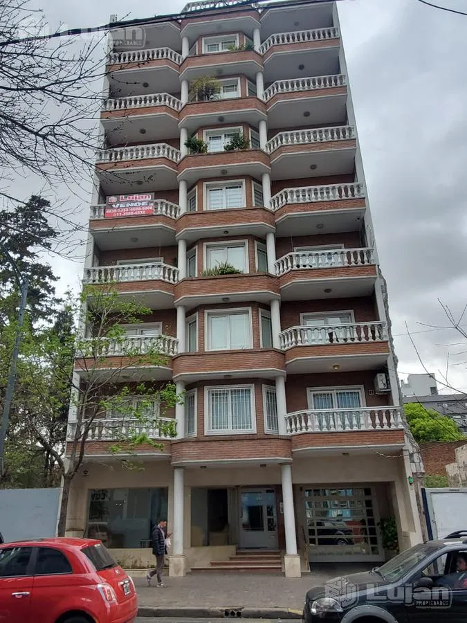 Four-bedroom apartment with covered parking in Mataderos