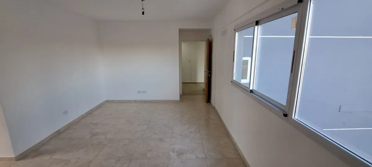 Departamento de 2 ambientes con balcón y cochera en Morón