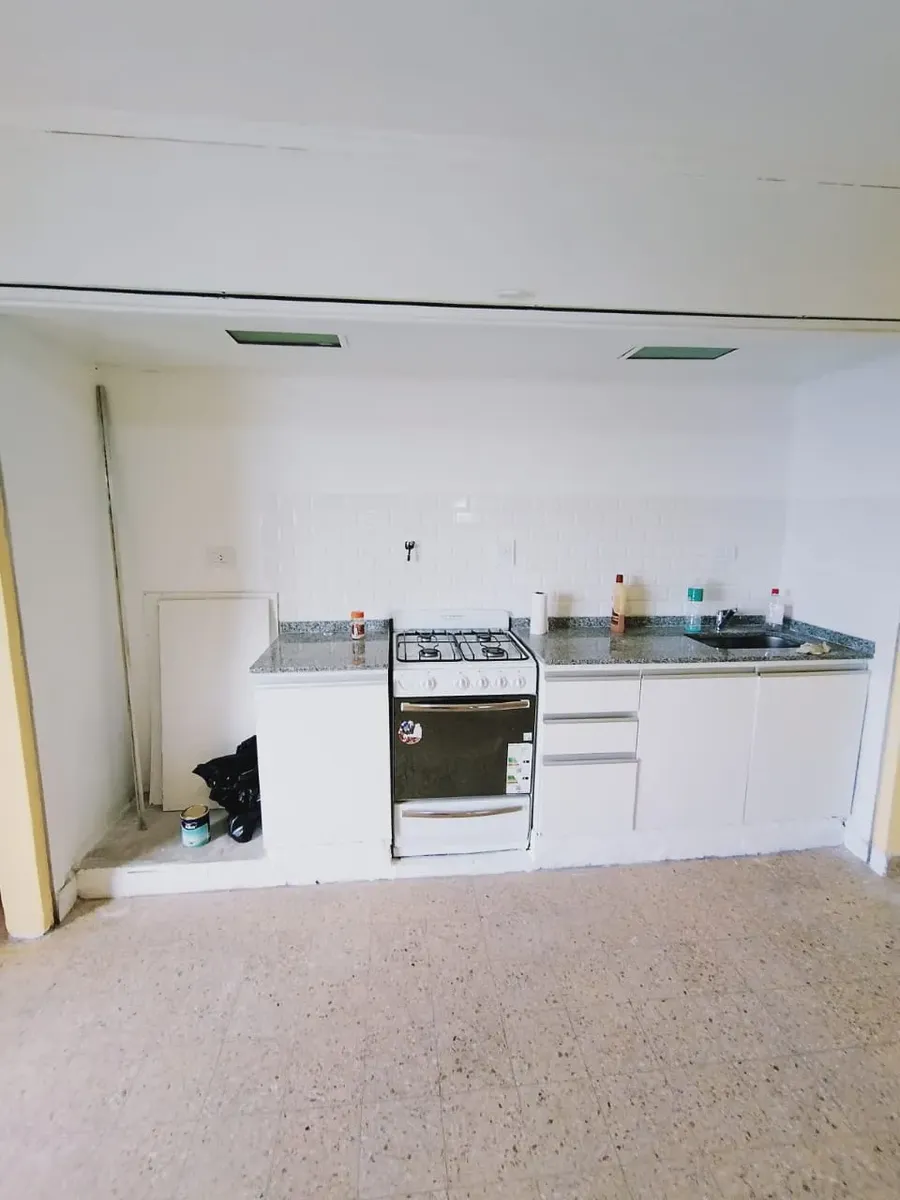 Departamento de 3 ambientes con balcón corrido en Parque Patricios