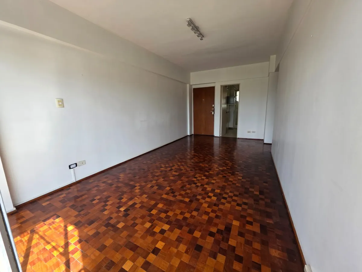 Apartamento de três ambientes com varanda e vista para o Parque Lezama em San Telmo